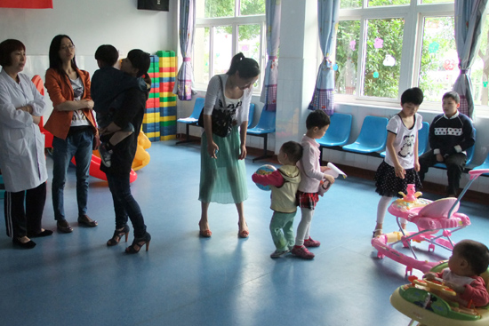 图3：“六一”儿童节公司派代表看望余杭区社会福利中心儿童