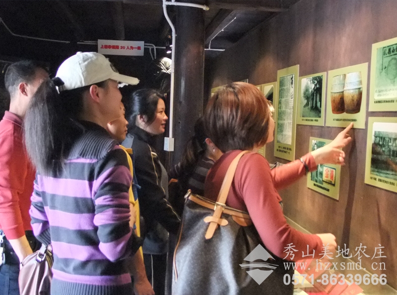 图3：秀山美地党支部组织公司员工去镇鸭兰村参观学习
