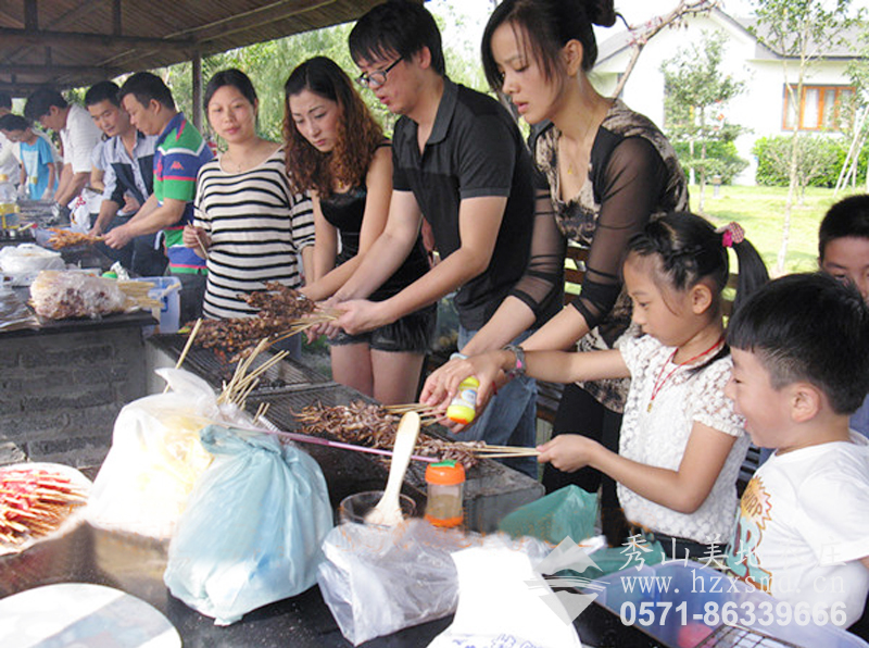 图1：杭州秀山美地休闲农庄游客户外烧烤