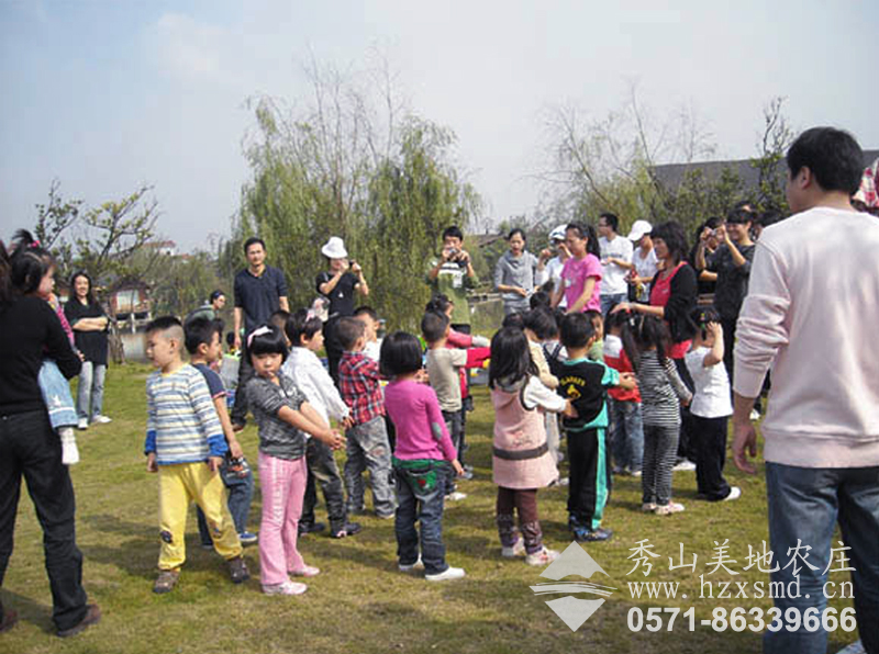 图1：杭州秀山美地休闲农庄 草坪游戏