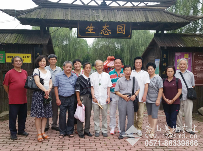 图1:阿六头一行在秀山美地农庄生态园合影 图1:阿六头一行在秀山美地农庄生态园合影