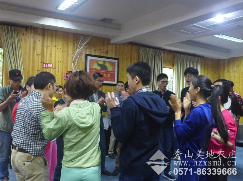 图1:华东医药职工在秀山美地农庄拓展训练 图1:华东医药职工在秀山美地农庄拓展训练